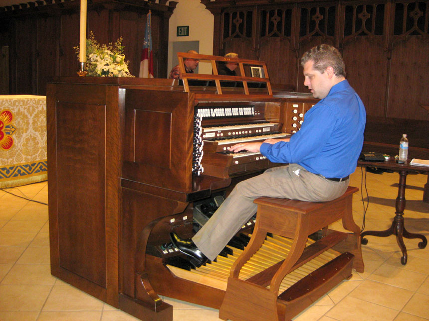 Stephen-Tharp-at-organ